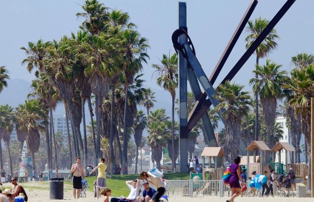 Du kh&aacute;ch kh&aacute;m ph&aacute; Venice Beach v&agrave; tận hưởng phong c&aacute;ch sống ph&oacute;ng kho&aacute;ng California