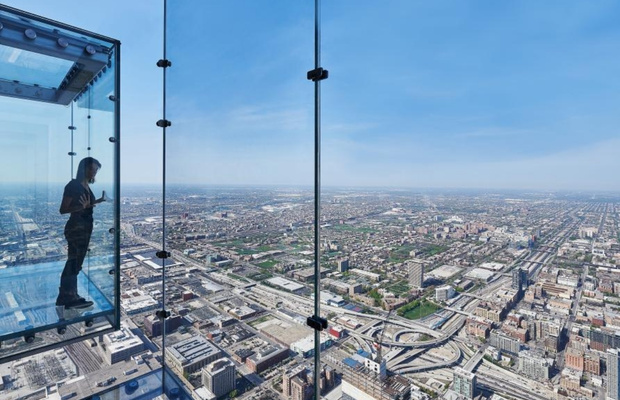 G&oacute;c nh&igrave;n cho&aacute;ng ngợp từ Willis Tower Skydeck bao qu&aacute;t to&agrave;n cảnh Chicago&nbsp;