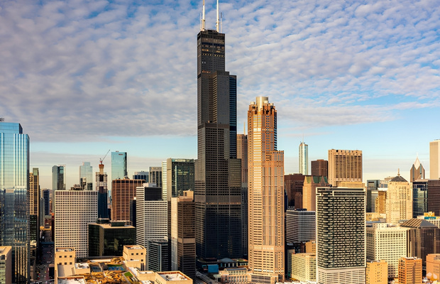  Willis Tower sừng sững như một biểu tượng trường tồn giữa l&ograve;ng "Th&agrave;nh phố gi&oacute;".&nbsp;
