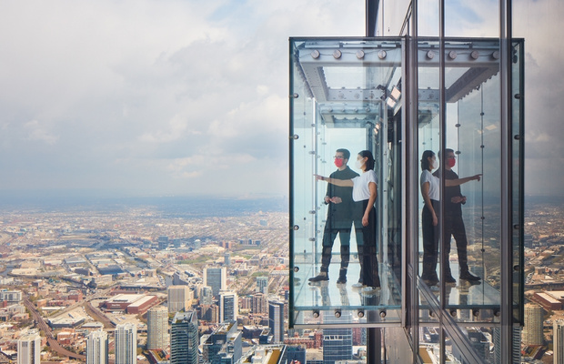  The Ledge - điểm nhấn độc đ&aacute;o cho ph&eacute;p du kh&aacute;ch bước ra ngo&agrave;i kh&ocirc;ng gian t&ograve;a nh&agrave;.&nbsp;
