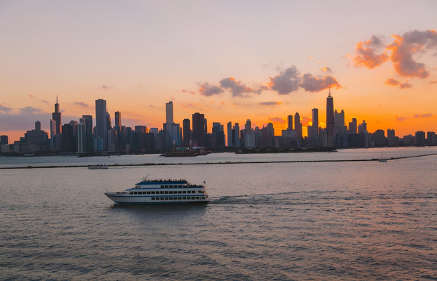 Ho&agrave;ng h&ocirc;n l&agrave; thời điểm "v&agrave;ng" để chi&ecirc;m ngưỡng vẻ đẹp l&atilde;ng mạn của th&agrave;nh phố Chicago.&nbsp;