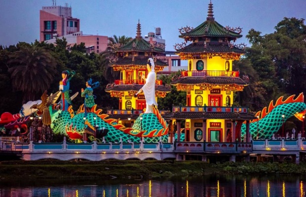 Xuân Thu Các Đài Loan: Biểu tượng tâm linh bên đầm Liên Trì