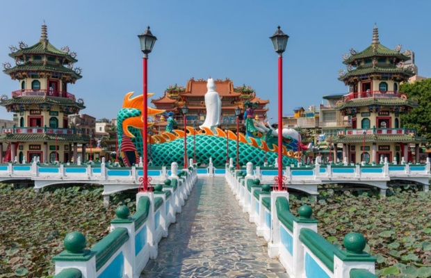 Kiến tr&uacute;c hai t&ograve;a th&aacute;p Xu&acirc;n C&aacute;c v&agrave; Thu C&aacute;c nổi bật b&ecirc;n hồ sen