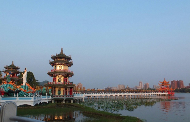 Cầu cửu kh&uacute;c dẫn ra đ&igrave;nh vọng hồ giữa đầm Li&ecirc;n Tr&igrave;. 