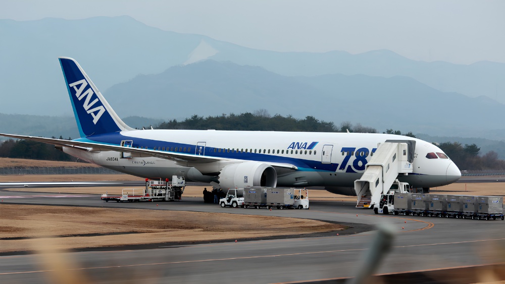 M&aacute;y bay Boeing 787 Dreamliner của h&atilde;ng All Nippon Airways tr&ecirc;n đường băng