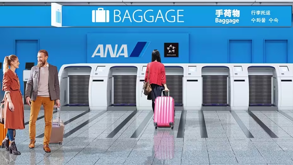 H&agrave;nh kh&aacute;ch l&agrave;m thủ tục k&yacute; gửi h&agrave;nh l&yacute; tại quầy check-in của ANA