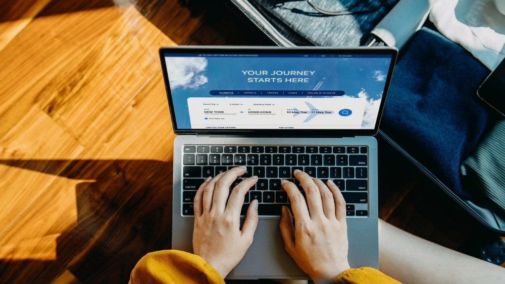 Người đặt v&eacute; tr&ecirc;n laptop hoặc điện thoại