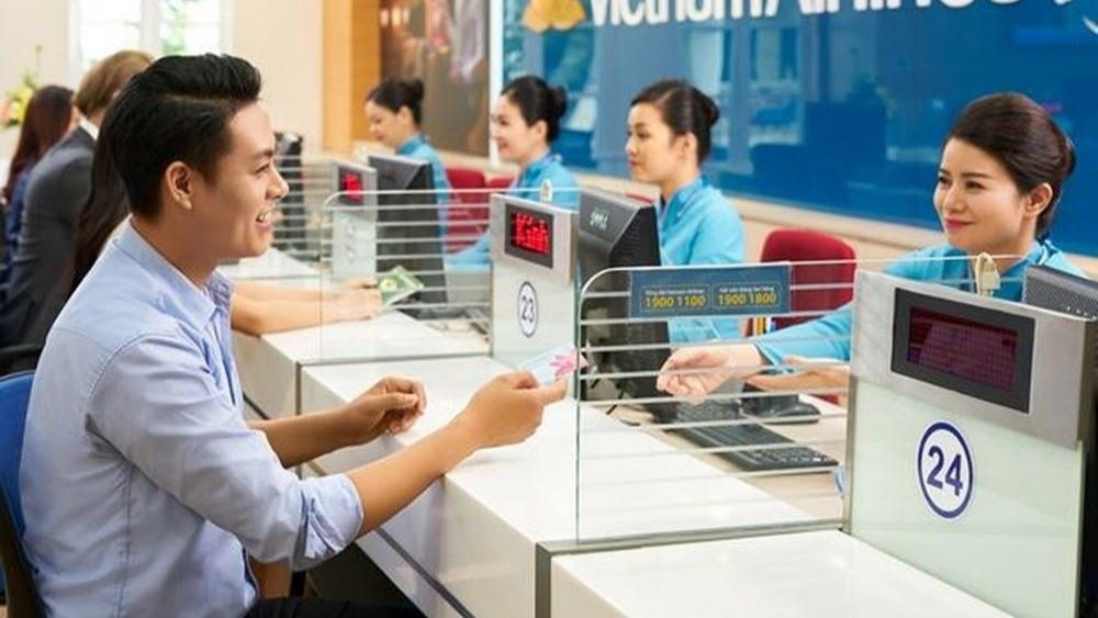 Nh&acirc;n vi&ecirc;n tư vấn trực tiếp tại quầy v&eacute; của h&atilde;ng