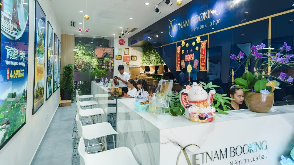Nh&acirc;n vi&ecirc;n tư vấn v&eacute; m&aacute;y bay tai đại l&yacute; Vietnam Booking
