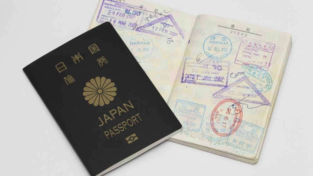 Hộ chiếu, visa Nhật Bản v&agrave; điện thoại hiển thị Visit Japan Web