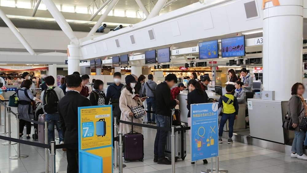 H&agrave;nh kh&aacute;ch check-in tại s&acirc;n bay quốc tế