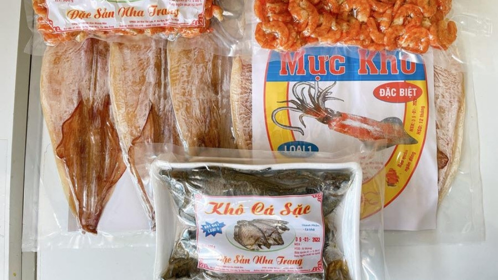 Đ&oacute;ng g&oacute;i đặc sản l&agrave;m qu&agrave;.