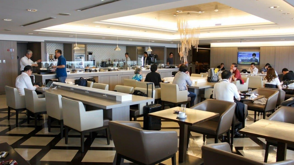 Sự ch&agrave;o đ&oacute;n nồng hậu của nh&acirc;n vi&ecirc;n tại Sakura Lounge