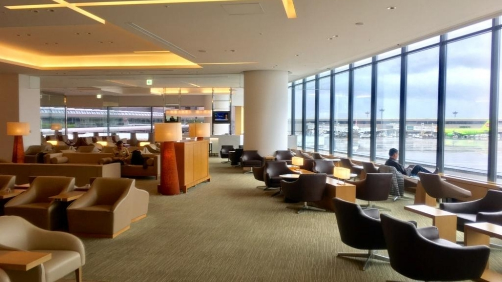Tầm nh&igrave;n to&agrave;n cảnh s&acirc;n bay tại Sakura Lounge