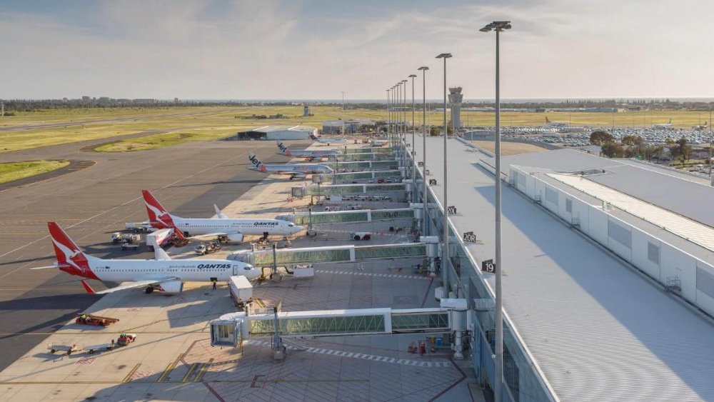 m&aacute;y bay nội địa đậu ở s&acirc;n bay Adelaide