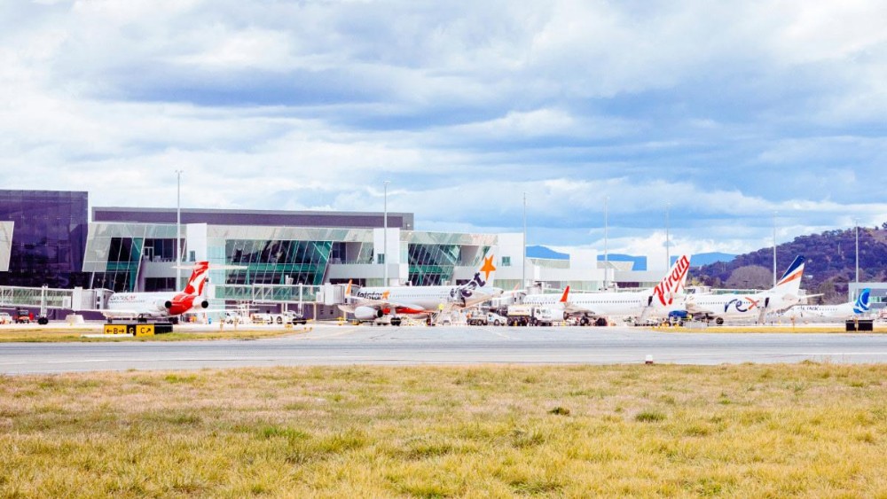 m&aacute;y bay của nhiều h&atilde;ng h&agrave;ng kh&ocirc;ng tại Canberra Airport