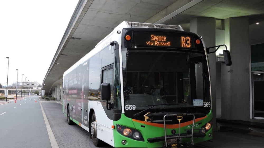 xe bu&yacute;t R3 đ&oacute;n kh&aacute;ch b&ecirc;n ngo&agrave;i nh&agrave; ga Canberra Airport