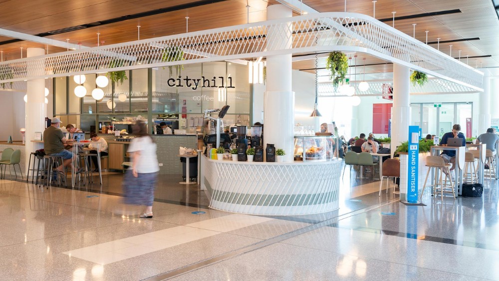 khu ăn uống v&agrave; sảnh chờ tầng 2 Canberra Airport