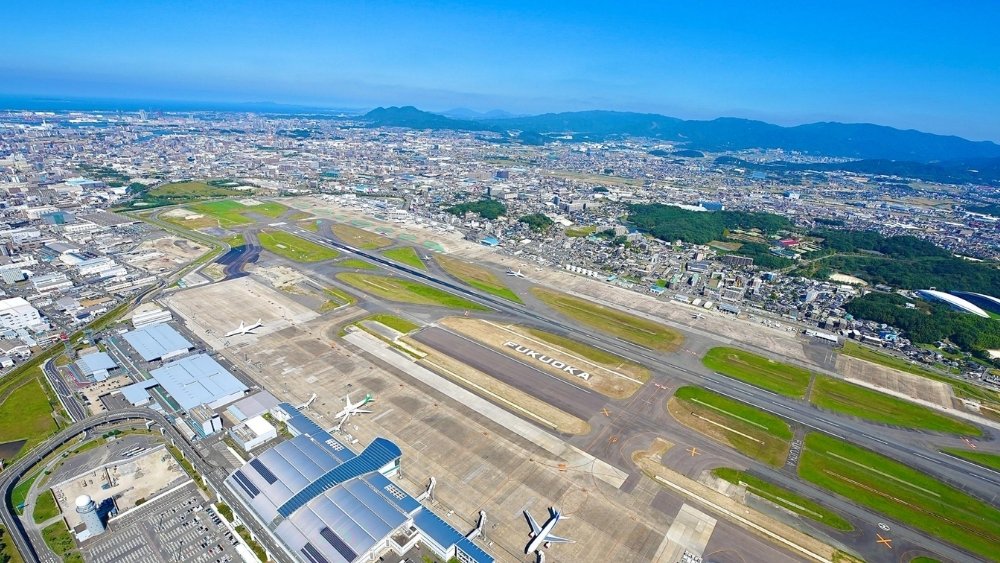 S&acirc;n bay quốc tế Fukuoka nh&igrave;n từ tr&ecirc;n cao