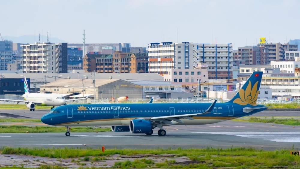 M&aacute;y bay Vietnam Airlines v&agrave; Vietjet tại s&acirc;n bay Fukuoka