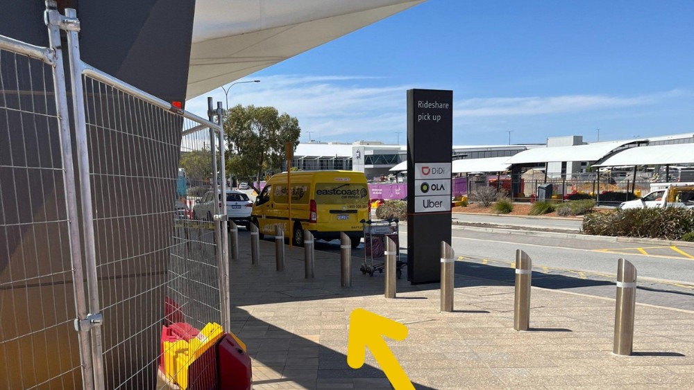 điểm đ&oacute;n Uber v&agrave; DiDi ph&iacute;a trước nh&agrave; ga s&acirc;n bay Perth