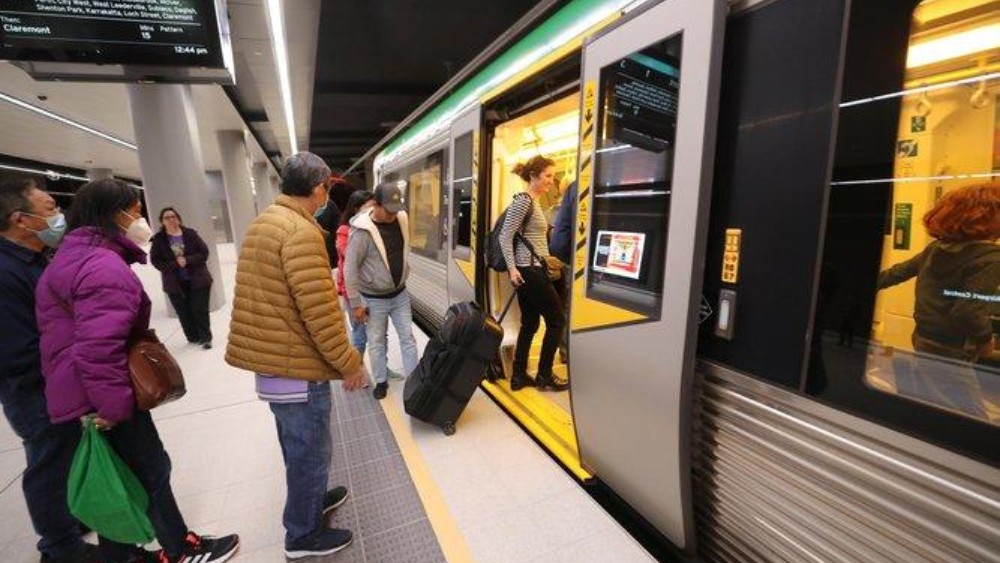 h&agrave;nh kh&aacute;ch k&eacute;o h&agrave;nh l&yacute; l&ecirc;n t&agrave;u Airport Line tại s&acirc;n bay Perth