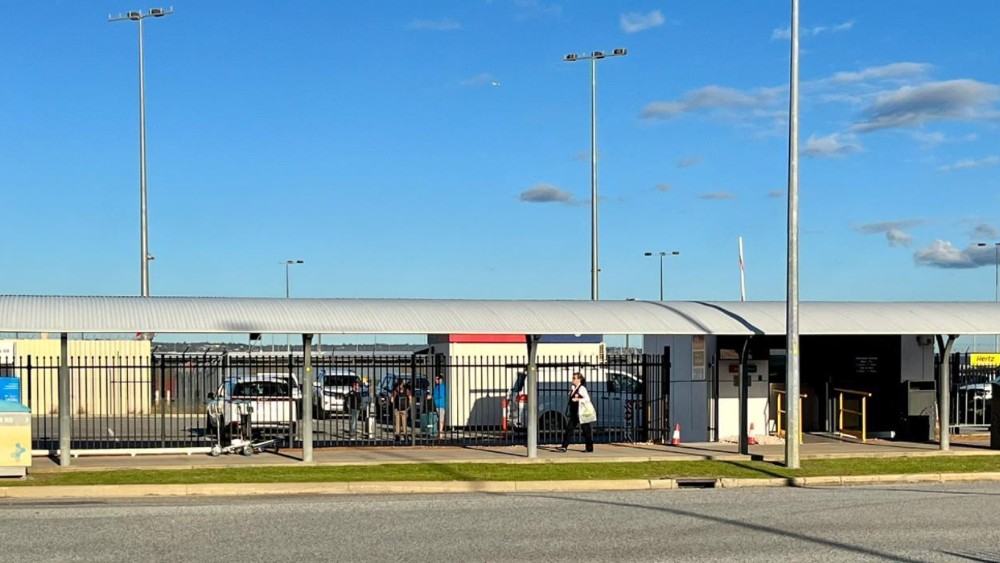 quầy thu&ecirc; xe v&agrave; khu vực nhận &ocirc; t&ocirc; tại Perth Airport