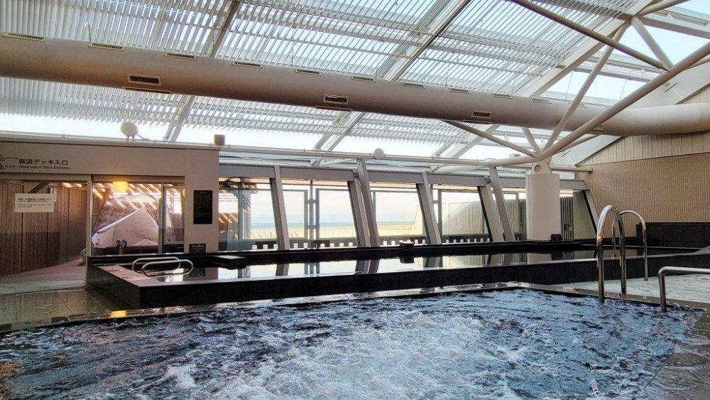 Onsen Fu no Yu nh&igrave;n ra đường băng s&acirc;n bay Chubu Centrair