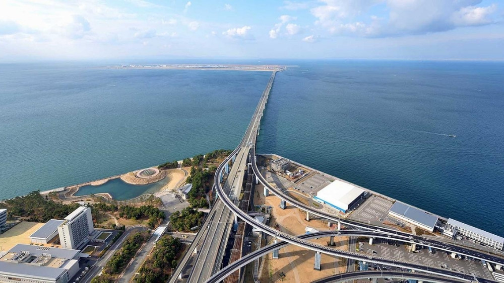 Cầu Sky Gate Bridge nối s&acirc;n bay Kansai với đất liền