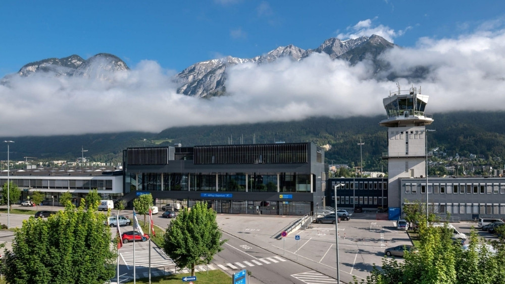 To&agrave;n cảnh s&acirc;n bay Innsbruck giữa d&atilde;y n&uacute;i Alps