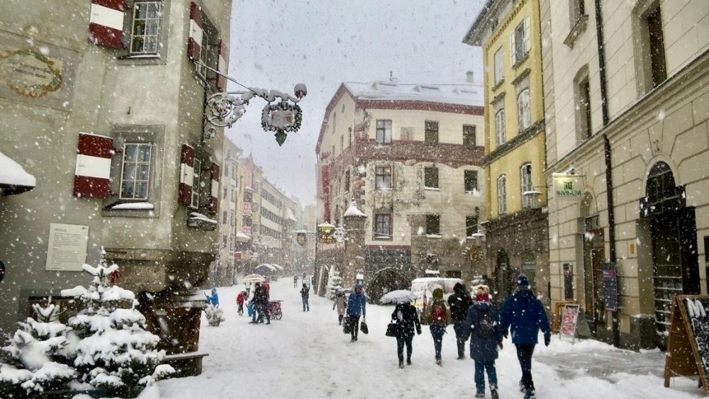 Khung cảnh tuyết rơi m&ugrave;a đ&ocirc;ng tại phố cổ Innsbruck