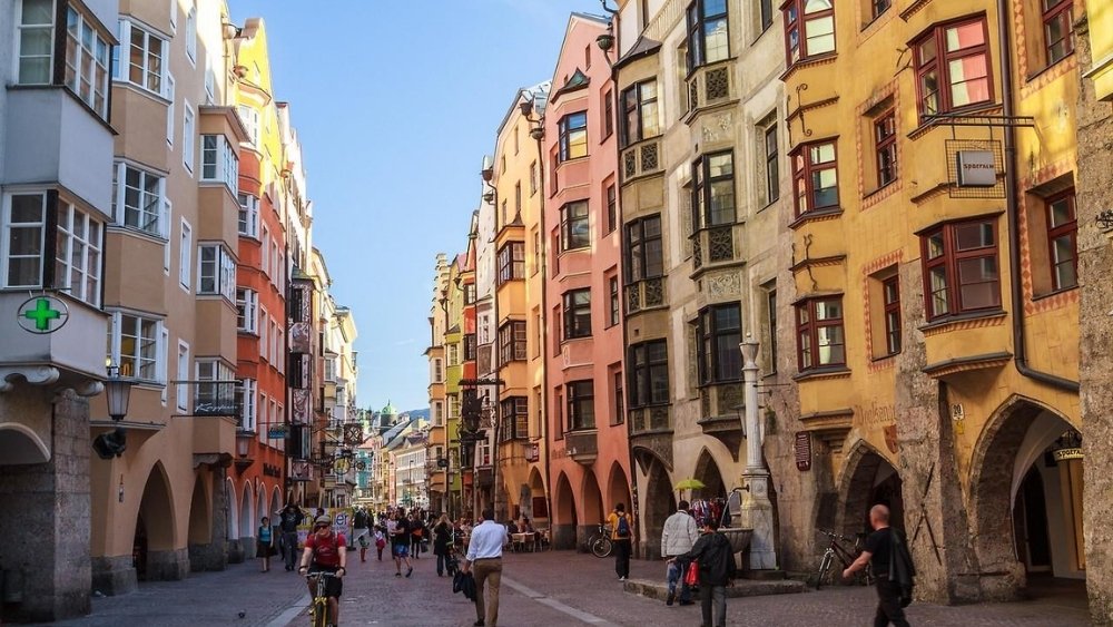 Kiến tr&uacute;c sắc m&agrave;u tại khu phố cổ Altstadt Innsbruck