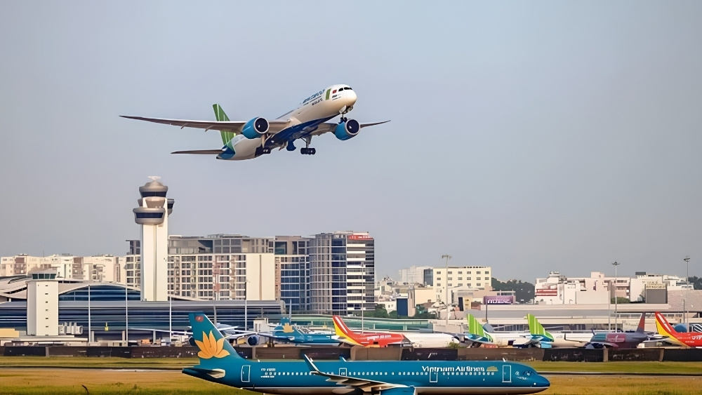 M&aacute;y bay cất c&aacute;nh tại s&acirc;n bay