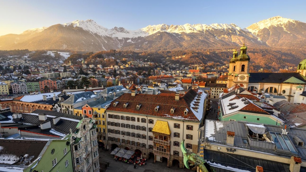 To&agrave;n cảnh th&agrave;nh phố Innsbruck với kiến tr&uacute;c cổ k&iacute;nh v&agrave; d&atilde;y n&uacute;i Alps ph&iacute;a sau
