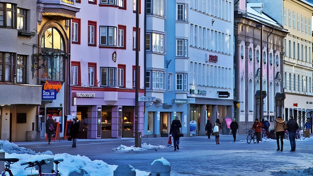 Ảnh Innsbruck v&agrave;o m&ugrave;a đ&ocirc;ng tuyết phủ (đại diện m&ugrave;a cao điểm) &mdash; c&oacute; thể d&ugrave;ng dạng ảnh đ&ocirc;i (before/after m&ugrave;a h&egrave; - m&ugrave;a đ&ocirc;ng)