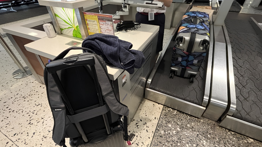 Ảnh vali/h&agrave;nh l&yacute; k&yacute; gửi v&agrave; x&aacute;ch tay tại quầy check-in