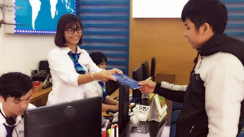nh&acirc;n vi&ecirc;n Vietnam Booking tư vấn kh&aacute;ch h&agrave;ng