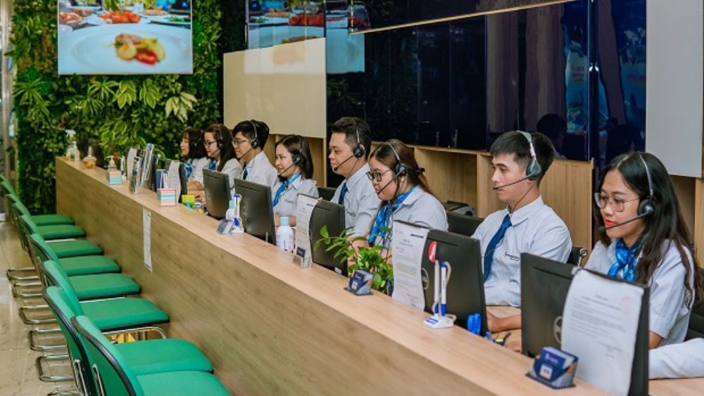 Nh&acirc;n vi&ecirc;n Vietnam Booking tư vấn đặt v&eacute; m&aacute;y bay Jin Air cho kh&aacute;ch h&agrave;ng tại văn ph&ograve;ng