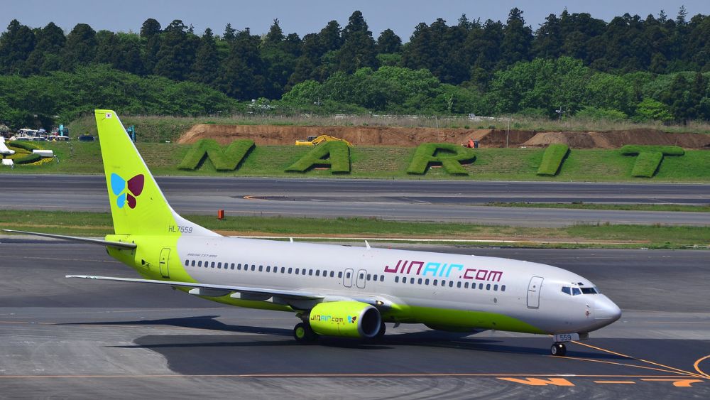 M&aacute;y bay Jin Air cất c&aacute;nh tr&ecirc;n đường ray s&acirc;n bay