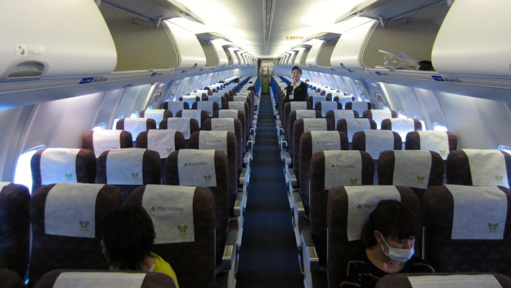 Khoang h&agrave;nh kh&aacute;ch v&agrave; kh&ocirc;ng gian ghế ngồi tr&ecirc;n t&agrave;u bay Jin Air