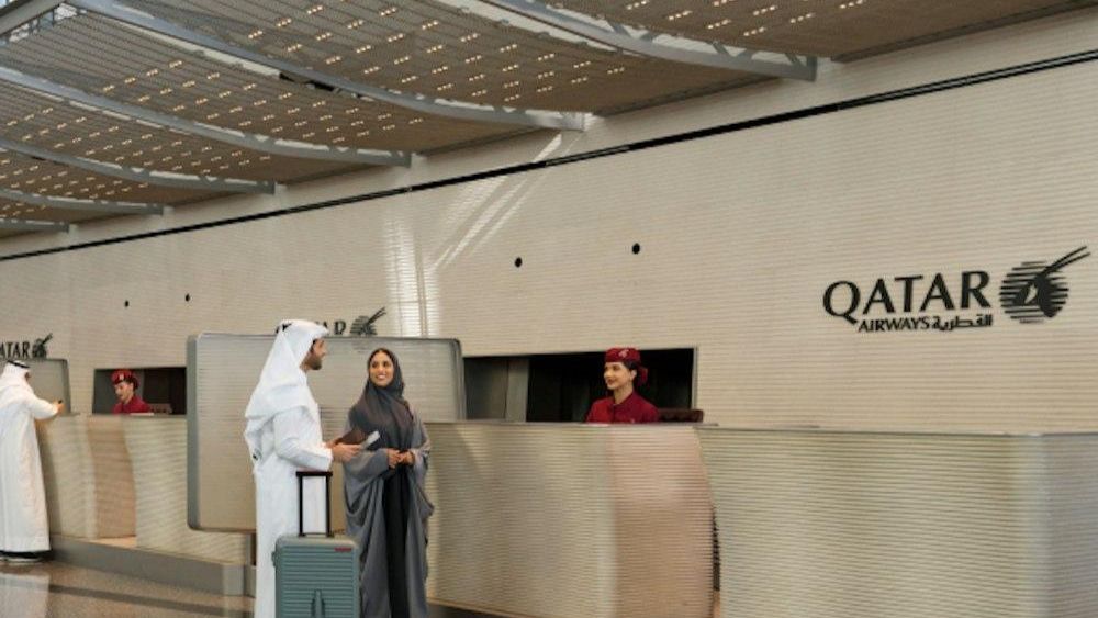 H&agrave;nh kh&aacute;ch l&agrave;m thủ tục Qatar Airways tại s&acirc;n bay Hamad