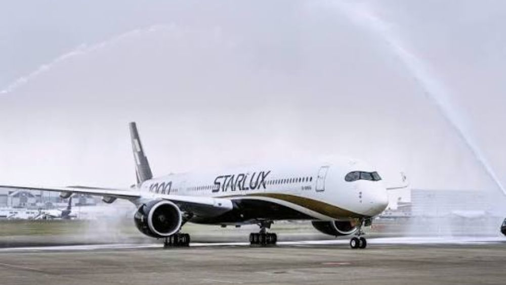 m&aacute;y bay STARLUX Airlines