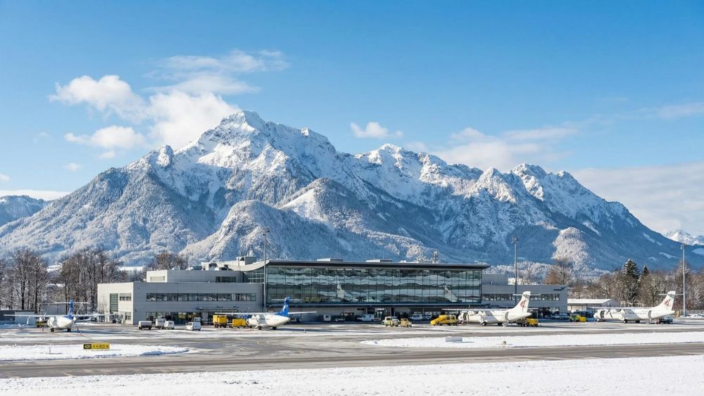 S&acirc;n bay Salzburg với khung cảnh n&uacute;i tuyết bao quanh