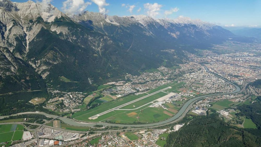 To&agrave;n cảnh s&acirc;n bay Innsbruck giữa thung lũng n&uacute;i Alps