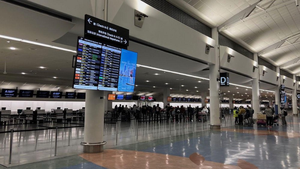 Sảnh check-in v&agrave; bảng th&ocirc;ng tin chuyến bay quốc tế tại s&acirc;n bay Auckland