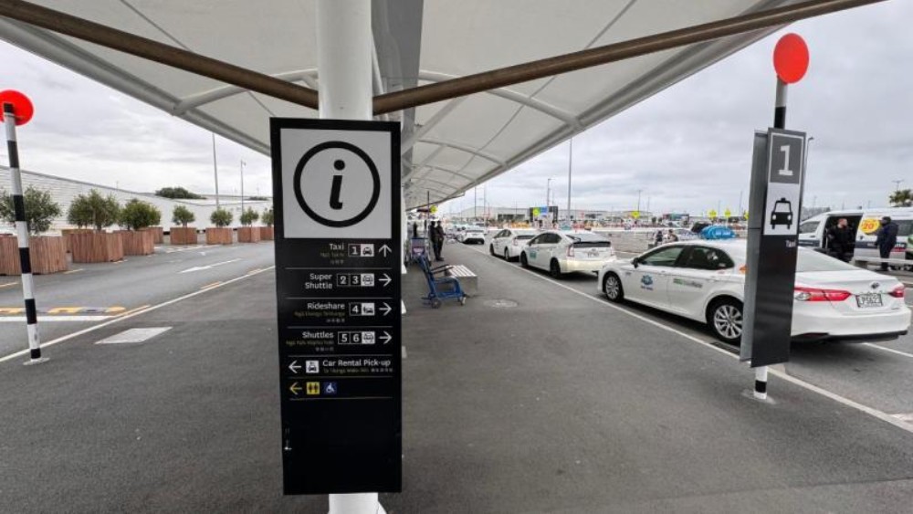 Khu vực đ&oacute;n taxi b&ecirc;n ngo&agrave;i cửa số 11 nh&agrave; ga quốc tế Auckland