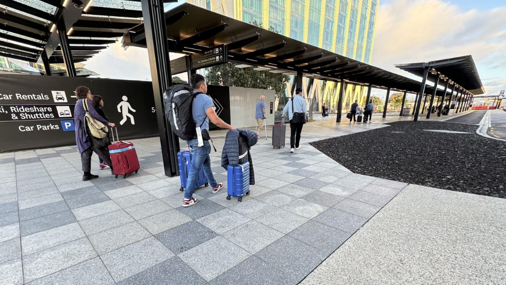 Khu vực nhận xe thu&ecirc; tại Transport Hub nh&agrave; ga quốc tế s&acirc;n bay Auckland