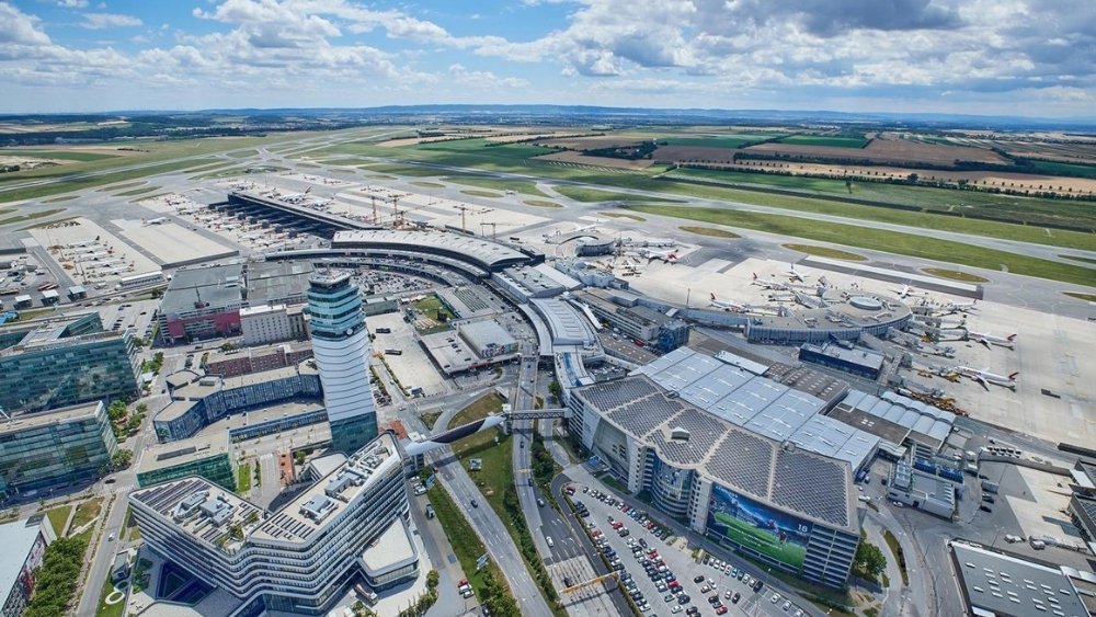 To&agrave;n cảnh s&acirc;n bay quốc tế Vienna Schwechat từ tr&ecirc;n cao