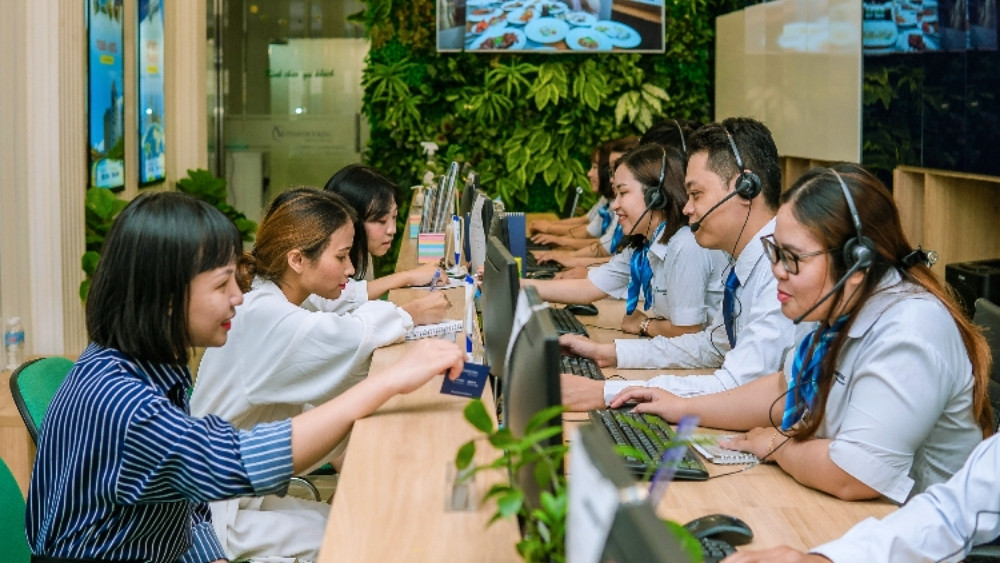 H&agrave;nh kh&aacute;ch l&agrave;m thủ tục đặt v&eacute; m&aacute;y bay đi Vienna tại Vietnam Booking