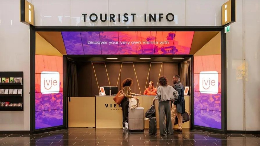 Sảnh th&ocirc;ng tin v&agrave; hỗ trợ h&agrave;nh kh&aacute;ch tại s&acirc;n bay quốc tế Vienna